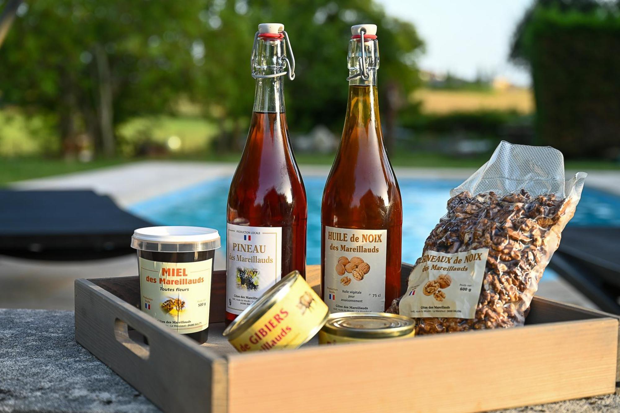 Gite Les Mareillauds - Piscine Salon Exterior foto