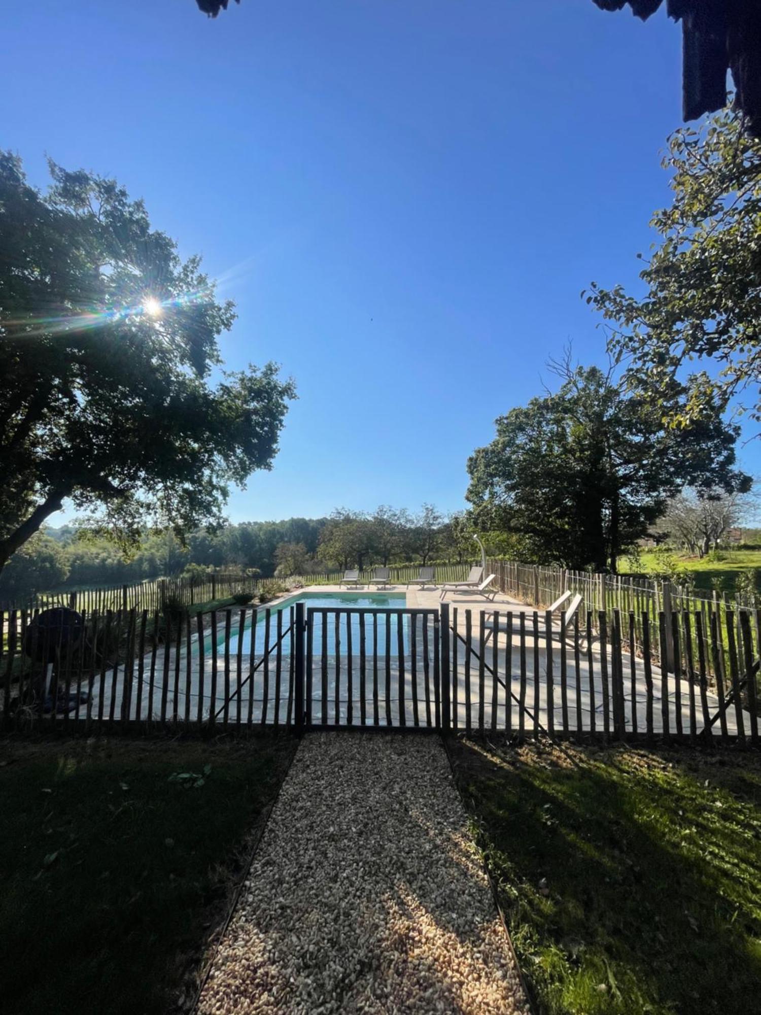 Gite Les Mareillauds - Piscine Salon Exterior foto